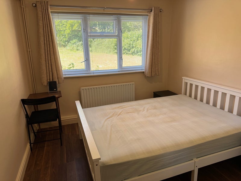 Room Fir Tree Gardens in Greater London