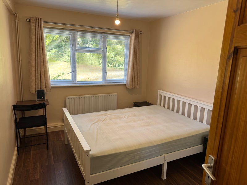 Room Fir Tree Gardens in Greater London
