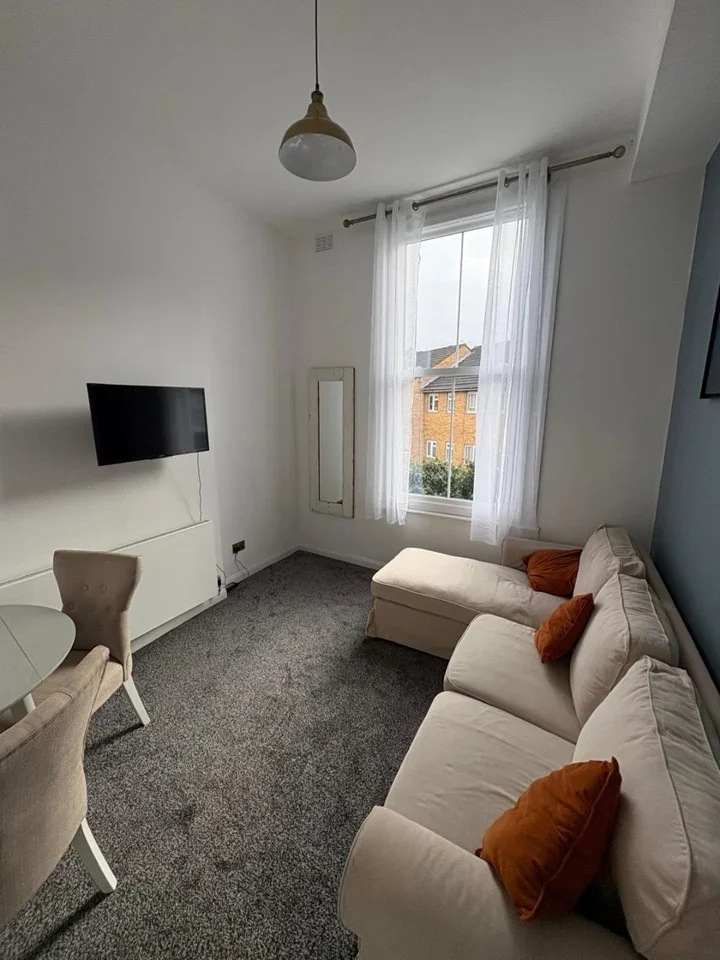 Flat Bevington Road in Greater London