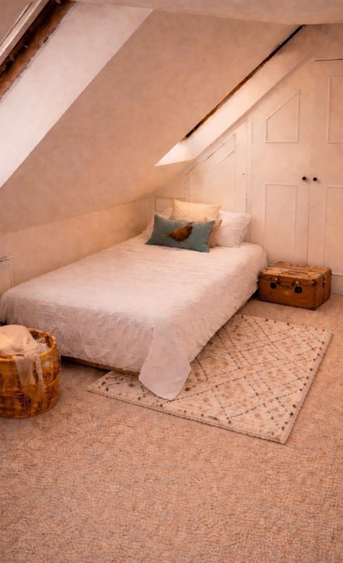 Room Court Way in Greater London