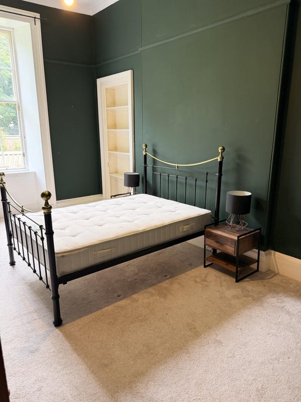 Room Walmer Crescent in Glasgow