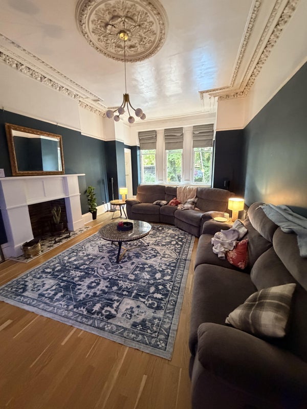 Room Walmer Crescent in Glasgow