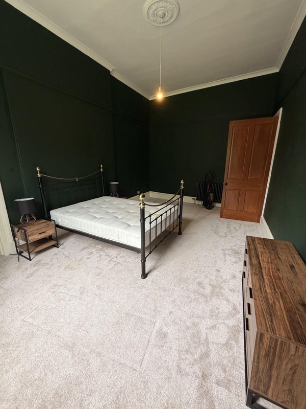 Room Walmer Crescent in Glasgow