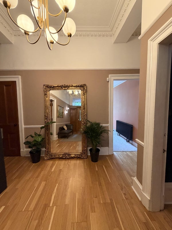 Room Walmer Crescent in Glasgow