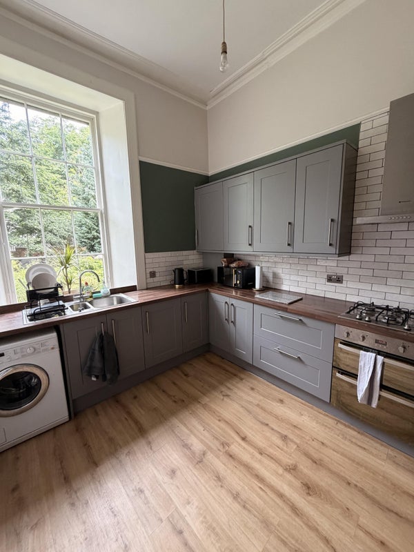 Room Walmer Crescent in Glasgow