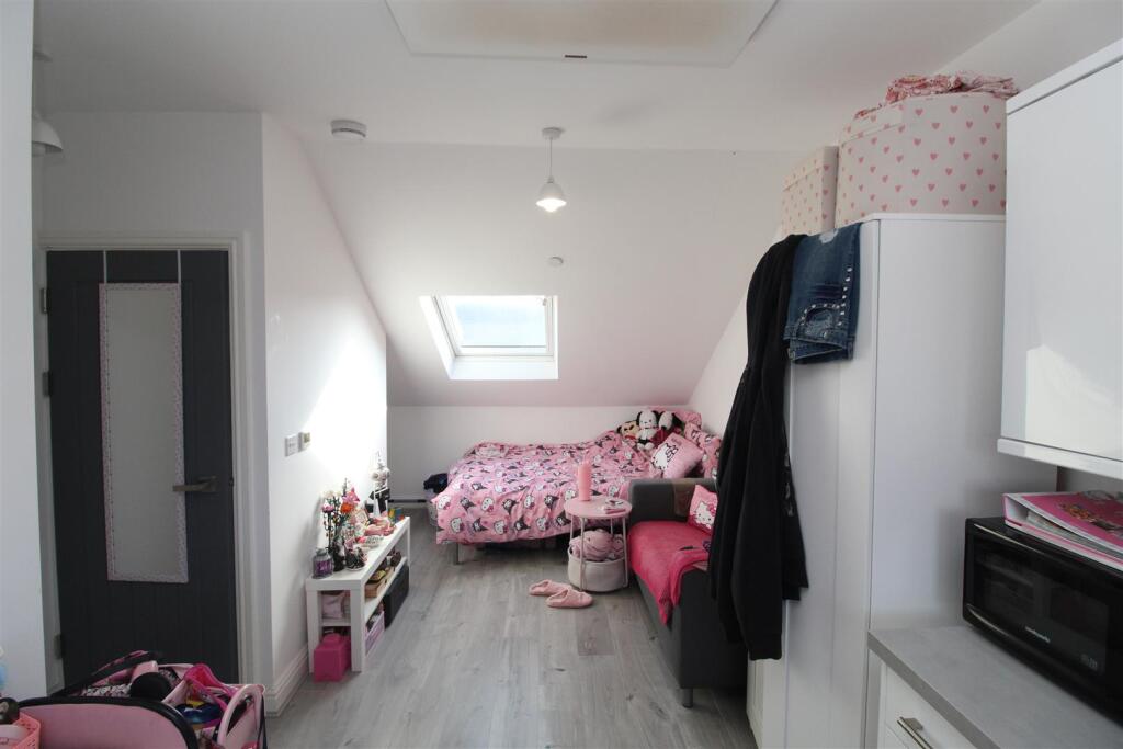 Flat Woodville Road in Cardiff