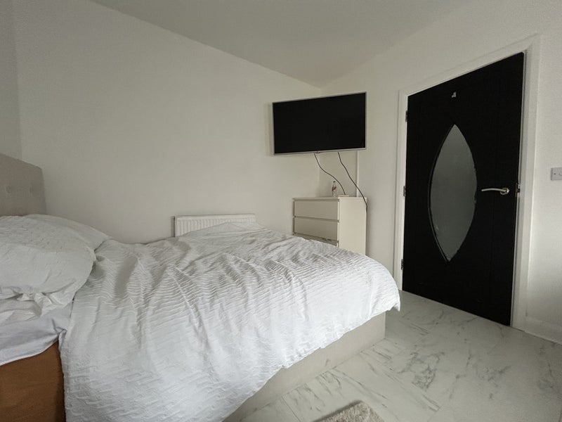 Room Haigh Moor Way in Leeds