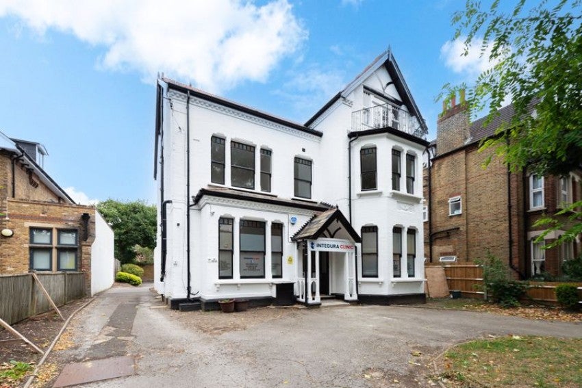 Flat Blyth Road in Greater London