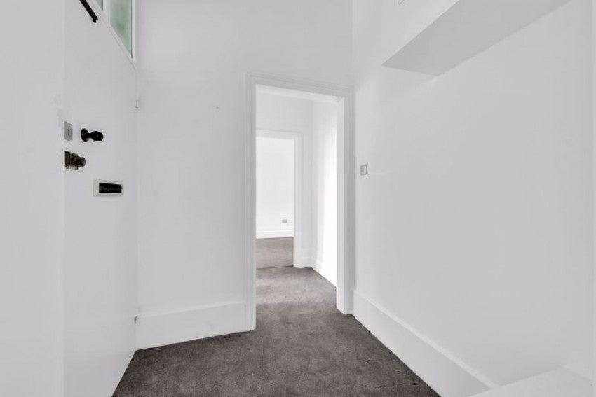 Flat Blyth Road in Greater London