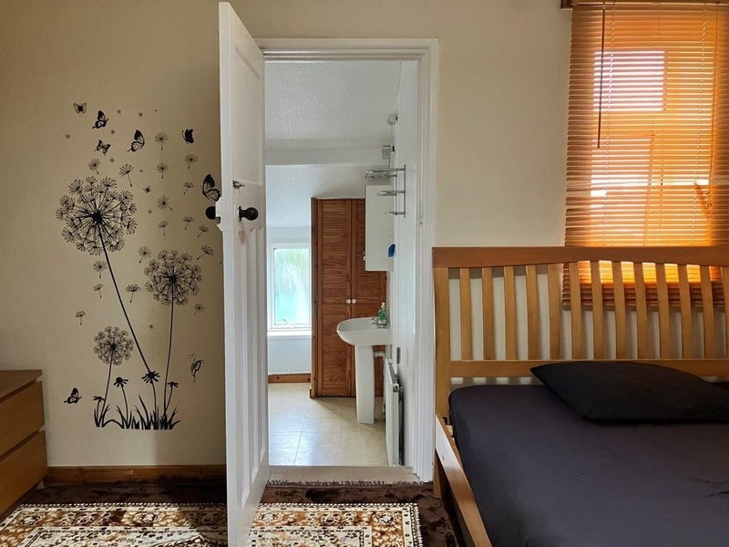 Room Machen Place in Cardiff