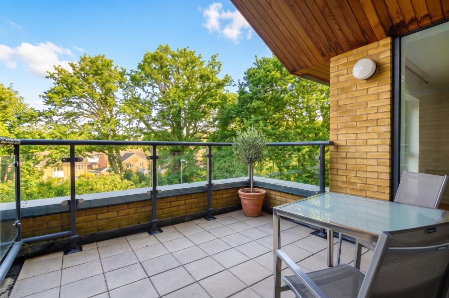 Flat Victoria Way in Woking