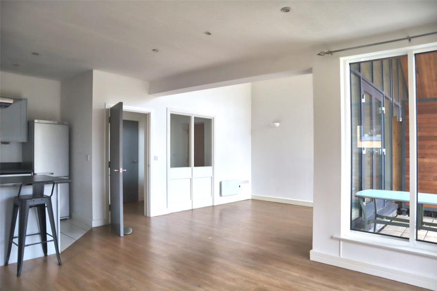 Flat Victoria Way in Woking