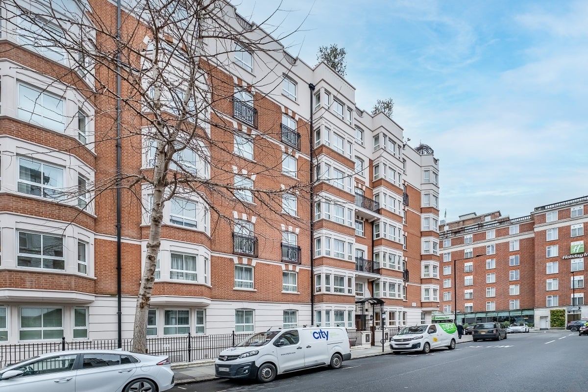 Flat Wrights Lane in Greater London