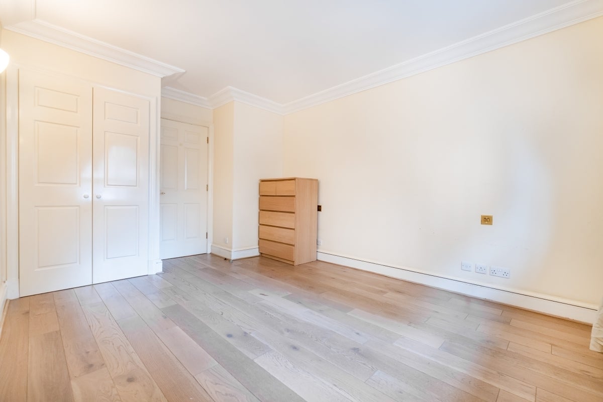 Flat Wrights Lane in Greater London