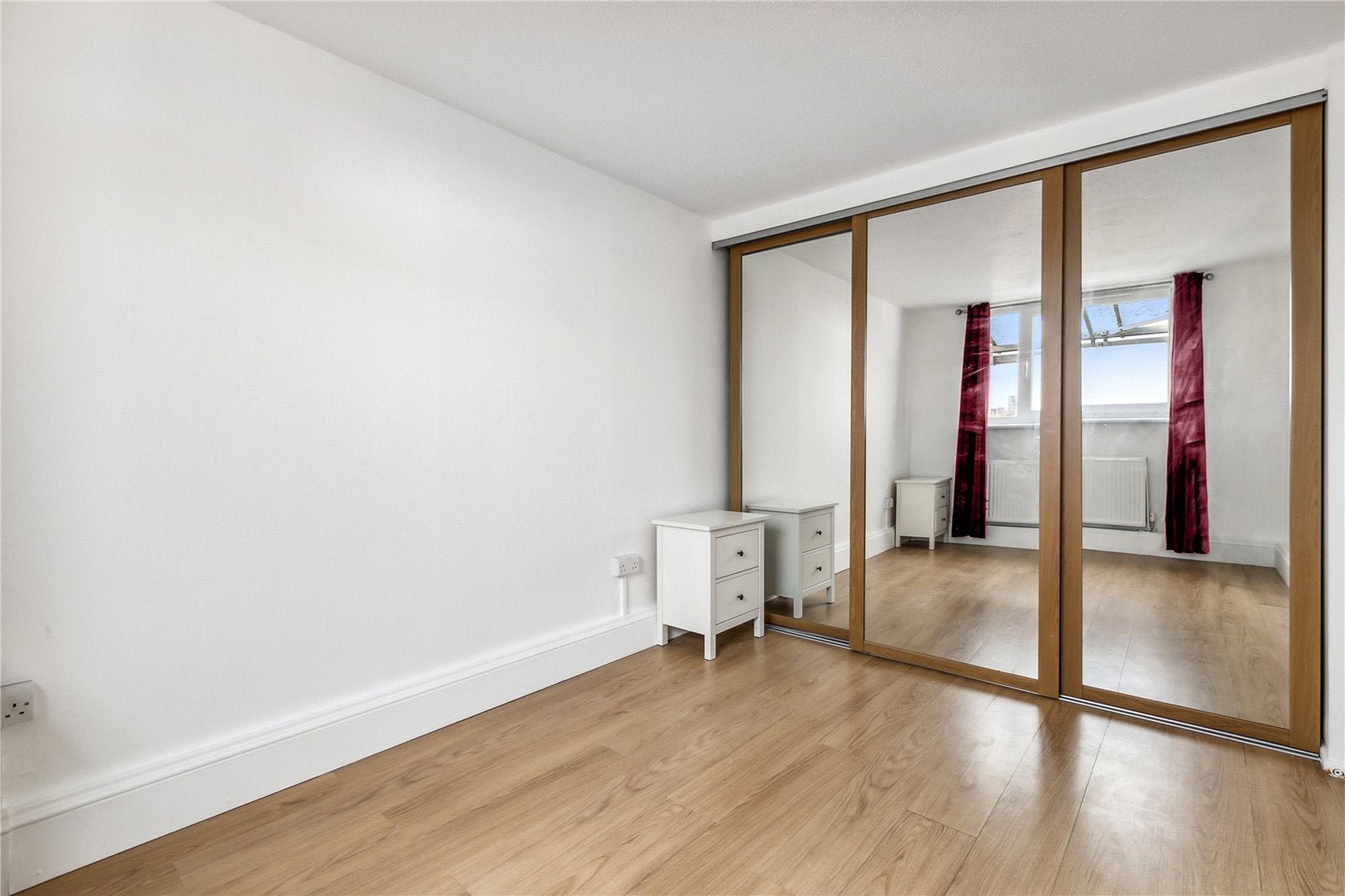 Flat Westbridge Road in Greater London