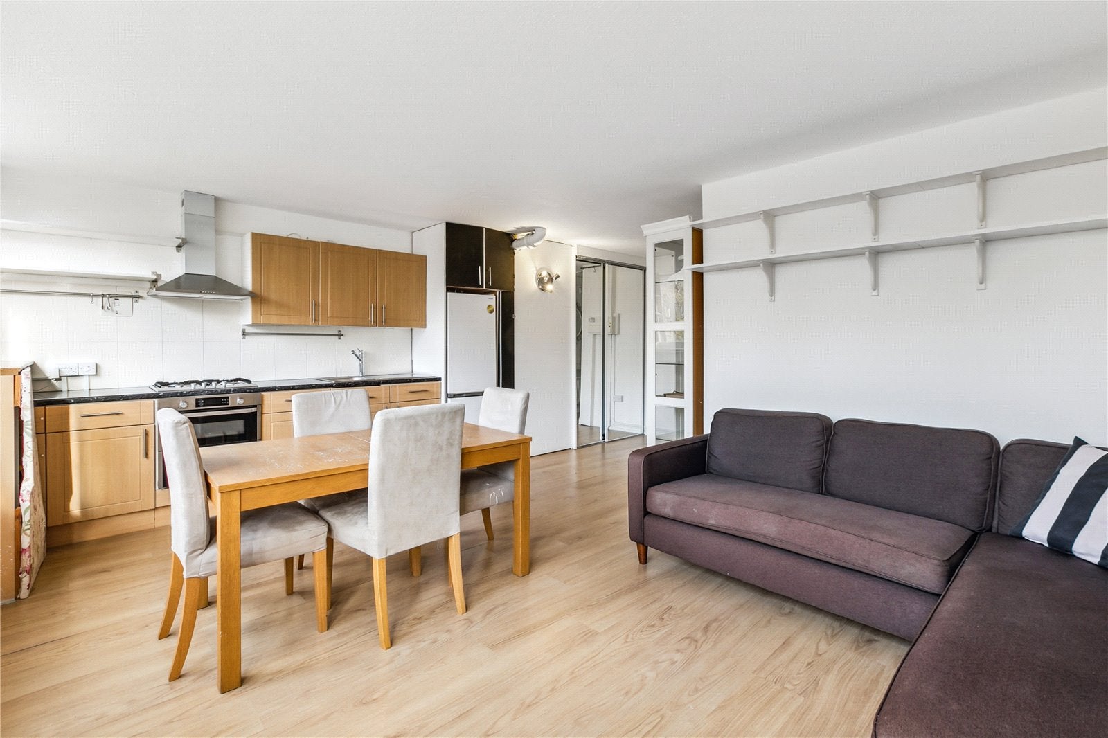 Flat Westbridge Road in Greater London