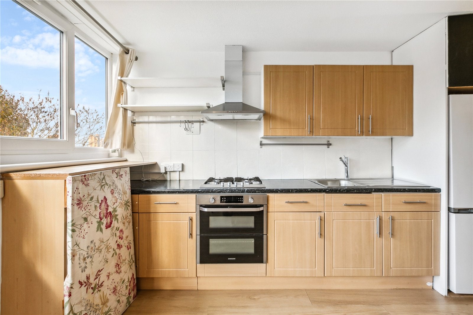 Flat Westbridge Road in Greater London