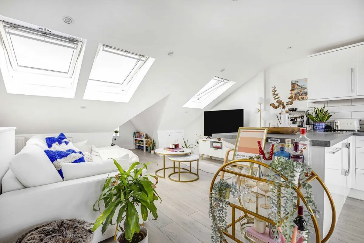 Flat Heaton Road in Greater London