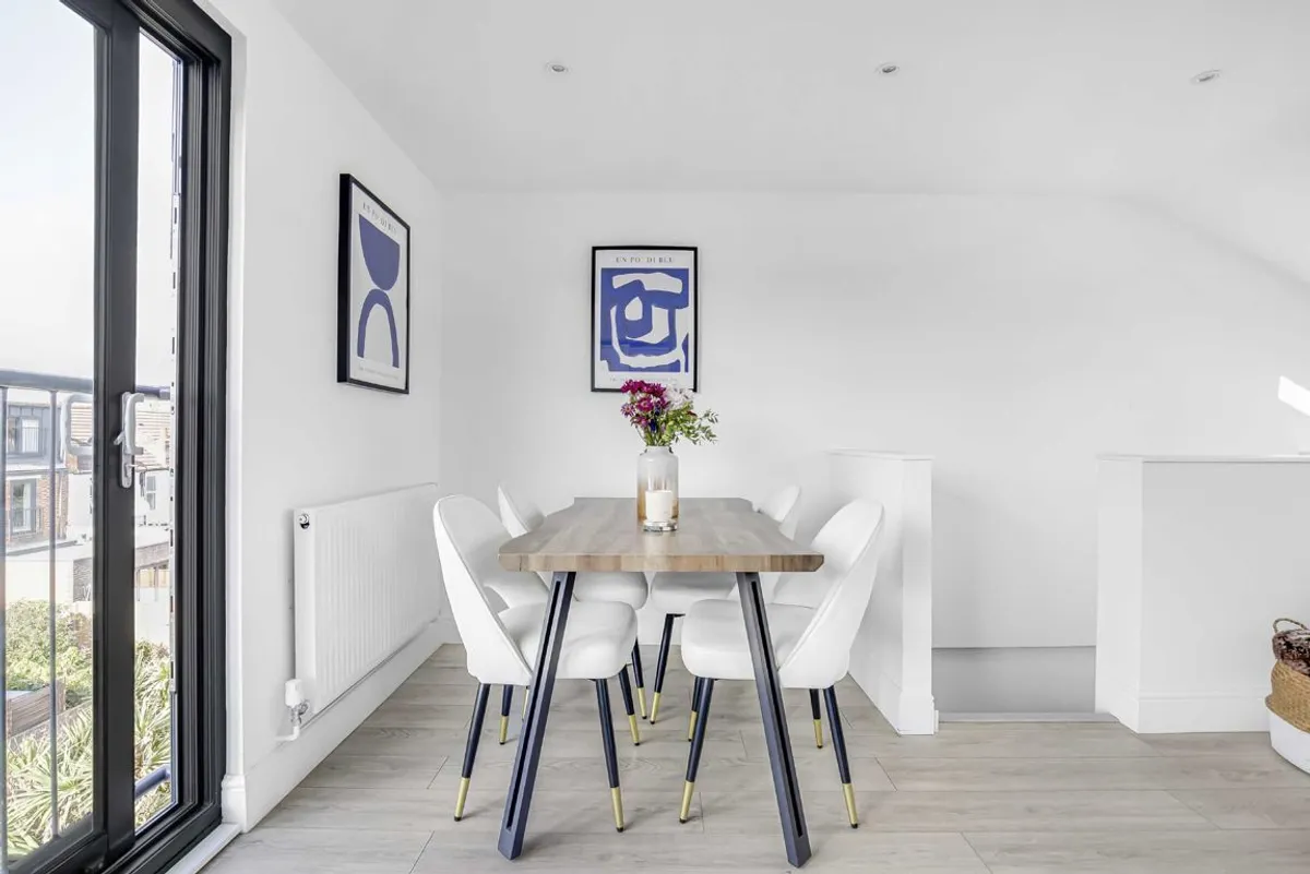 Flat Heaton Road in Greater London