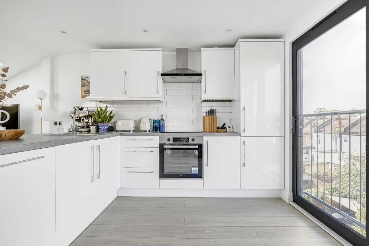 Flat Heaton Road in Greater London
