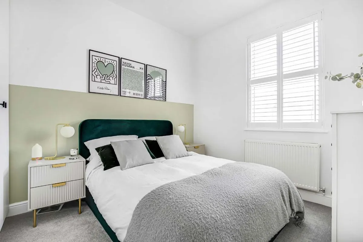 Flat Heaton Road in Greater London