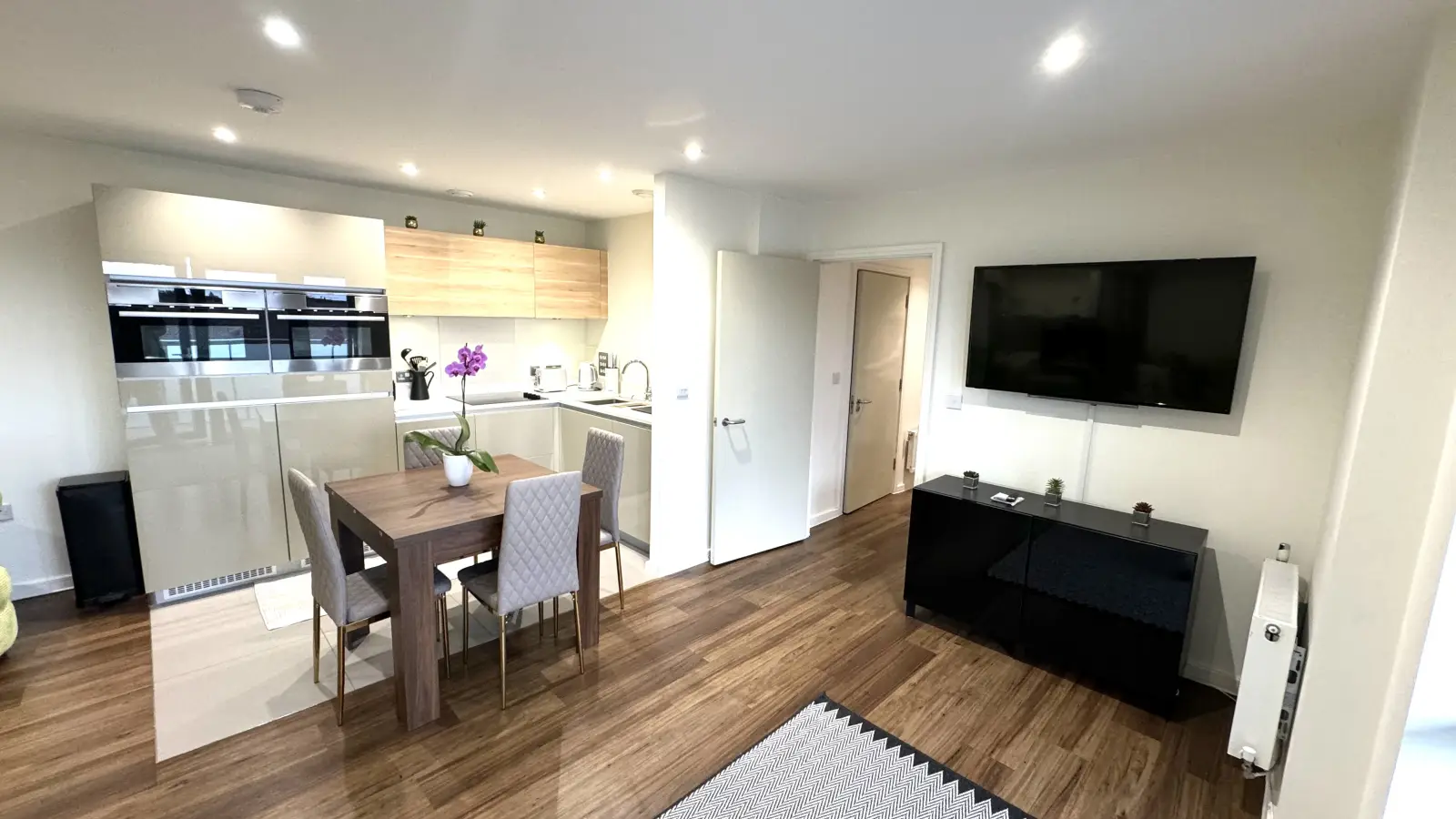 Flat Fishers Way in Greater London