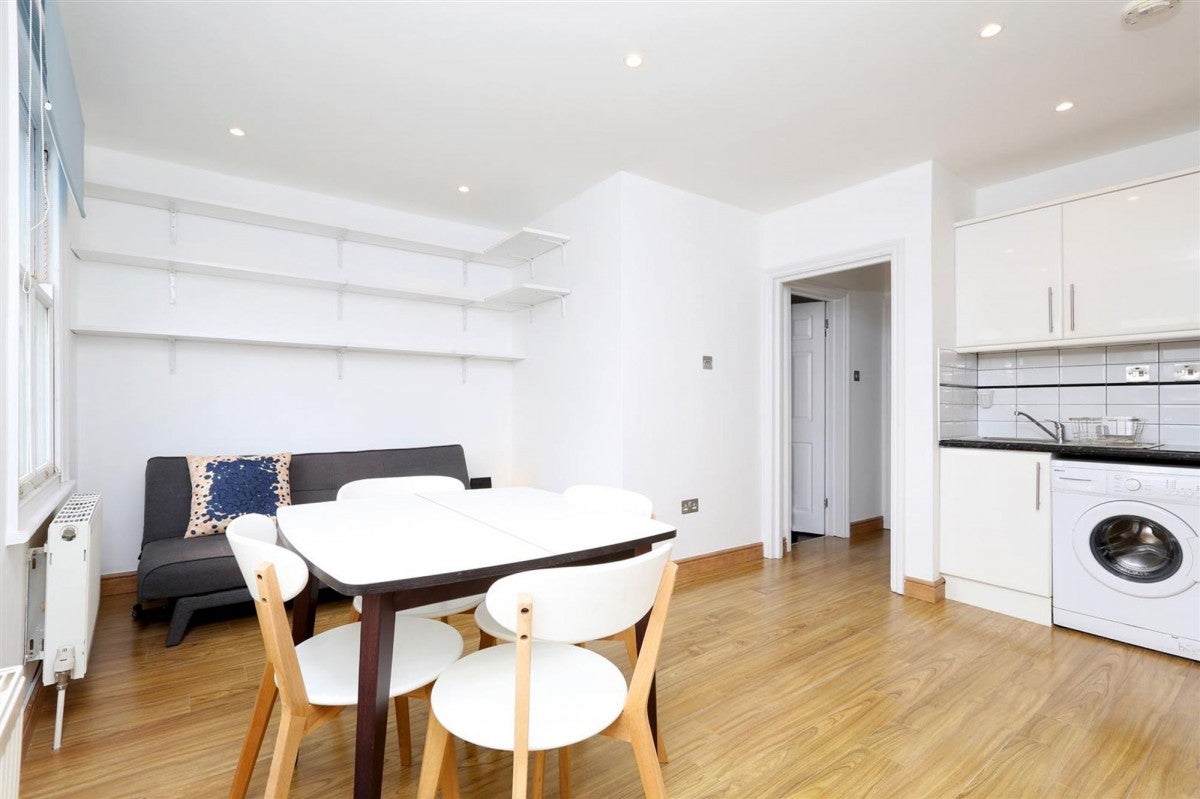 Flat Clarence Road in Greater London