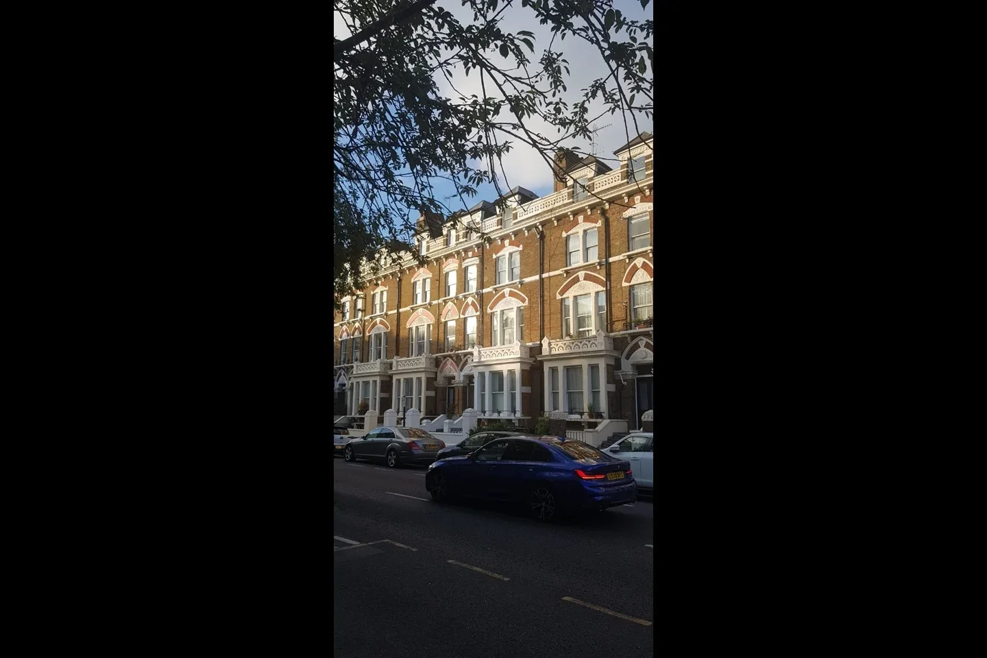 Flat Holland Road in Greater London