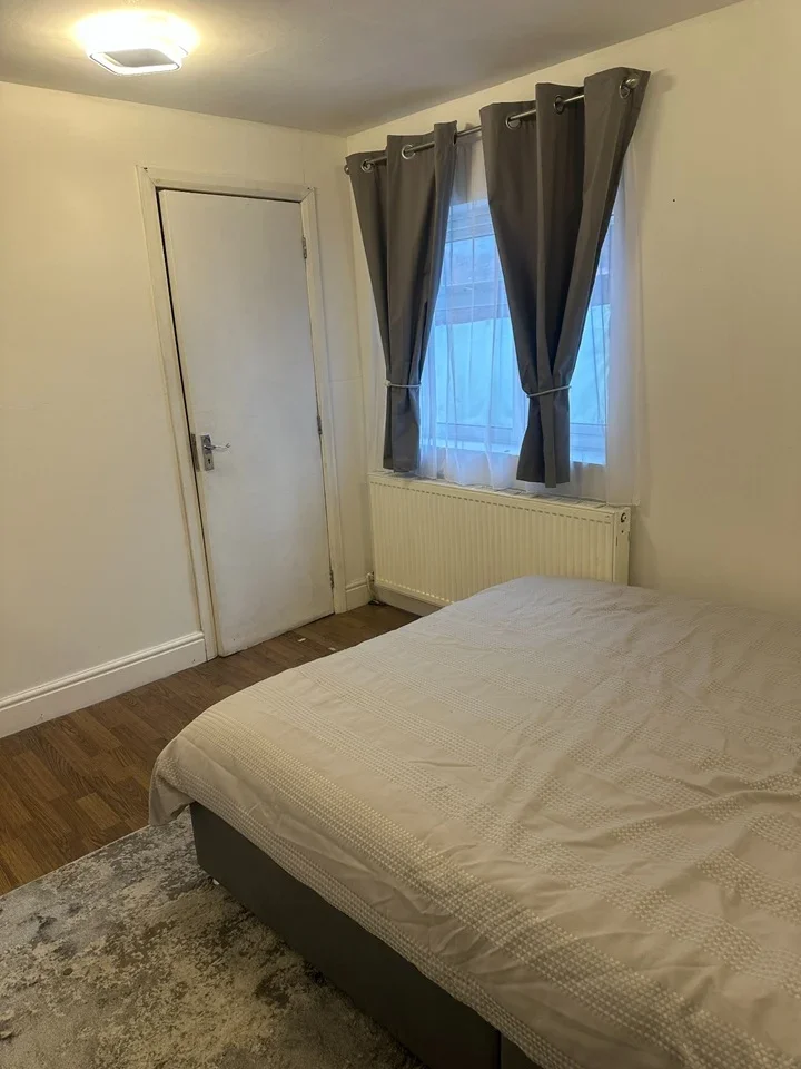 Room Gillian Park Road in Greater London