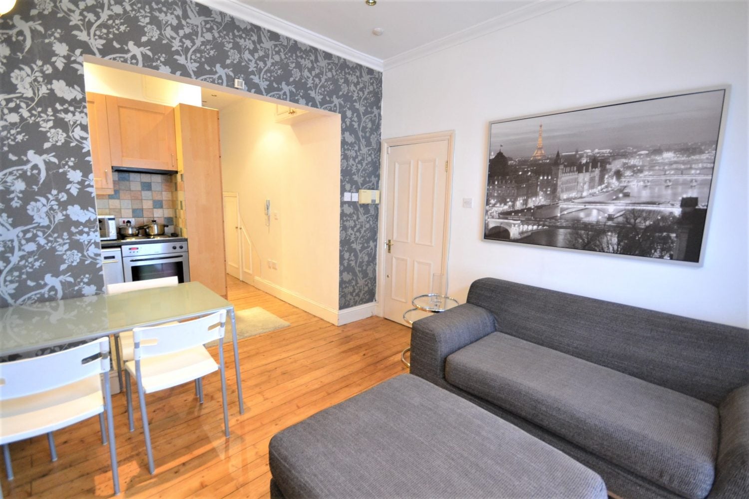 Flat Woodstock Grove in Greater London