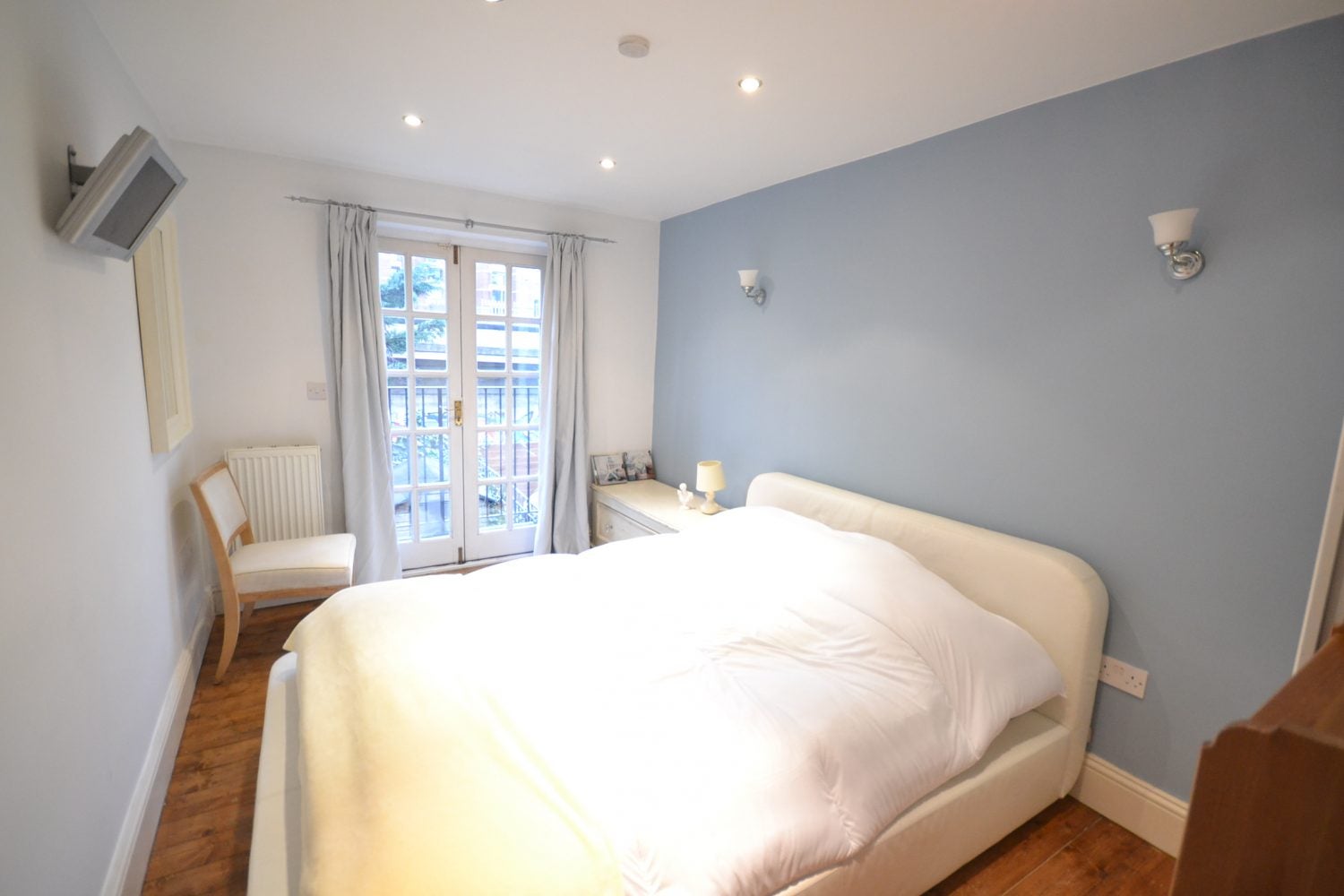Flat Woodstock Grove in Greater London