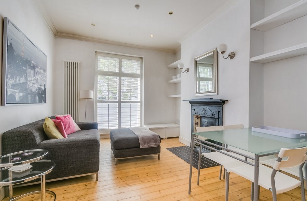 Flat Woodstock Grove in Greater London