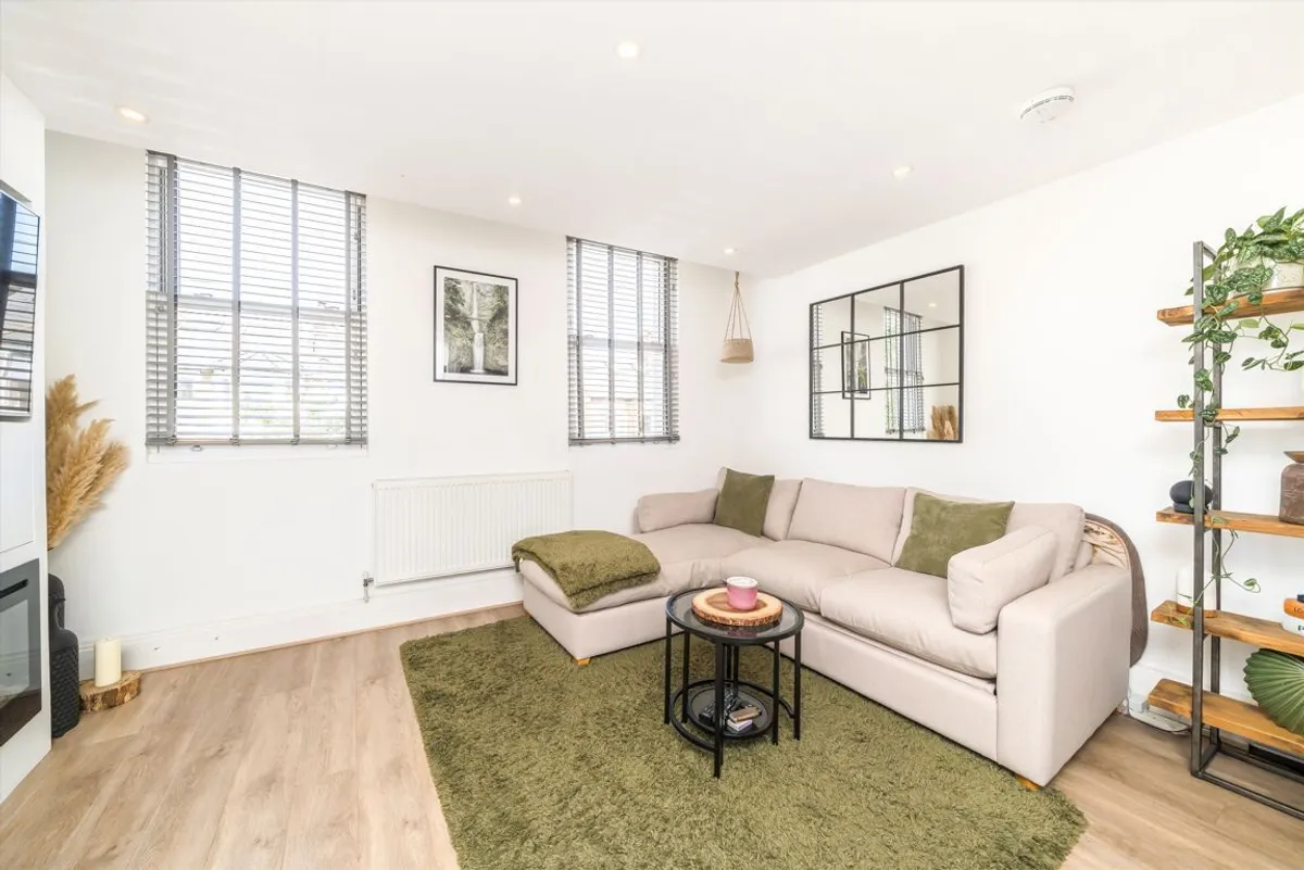 Flat Brightwell Crescent in Greater London