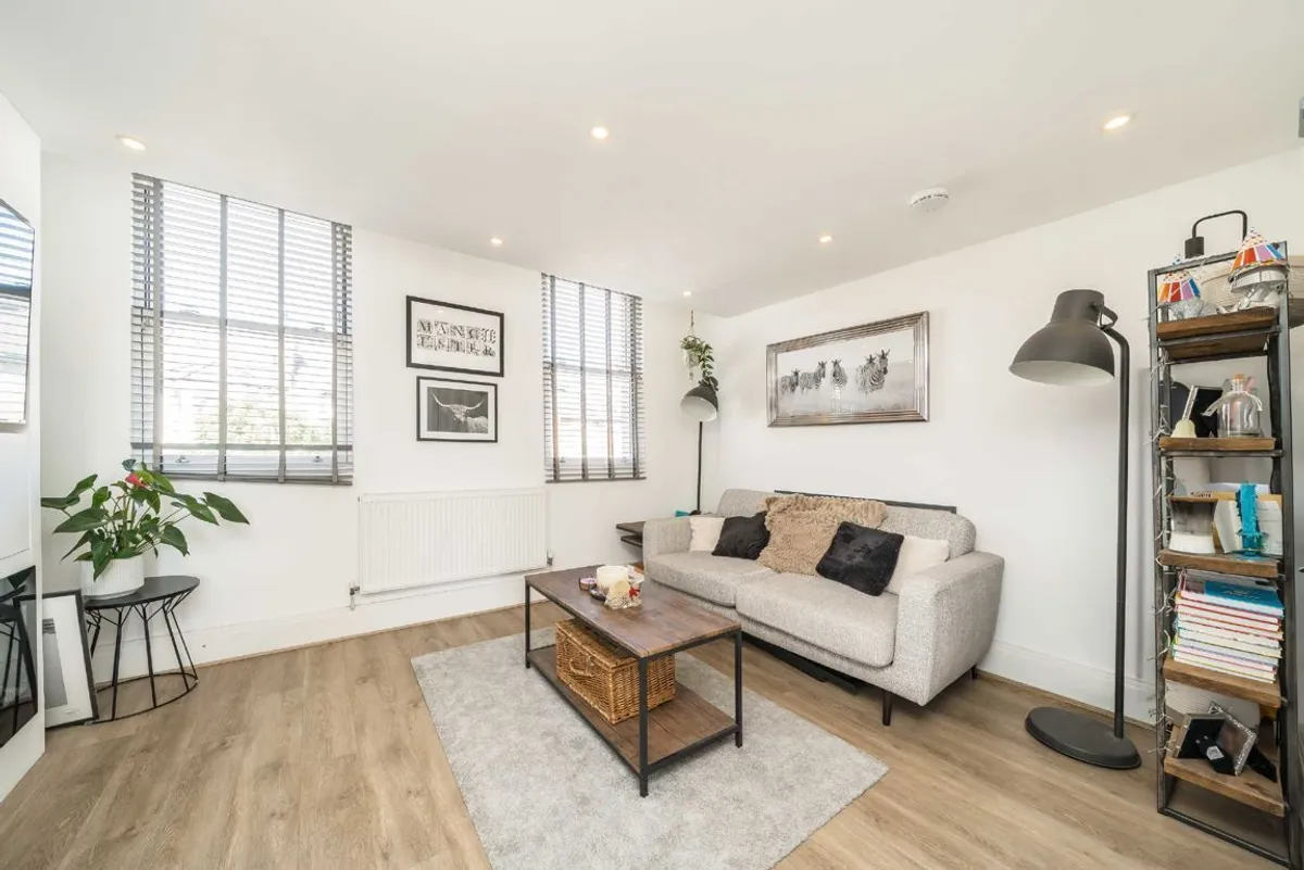 Flat Brightwell Crescent in Greater London