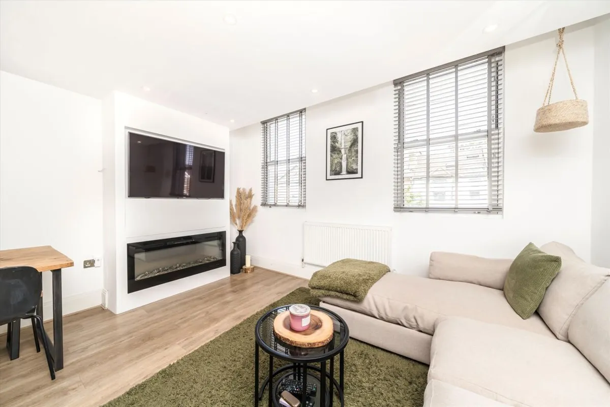 Flat Brightwell Crescent in Greater London