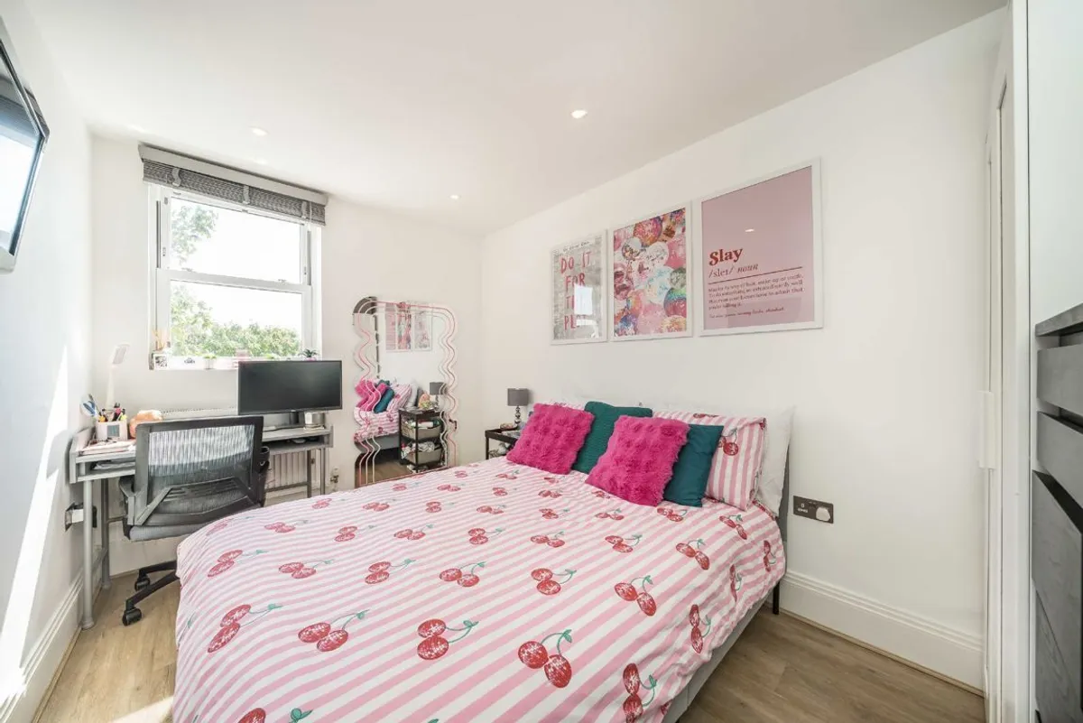 Flat Brightwell Crescent in Greater London