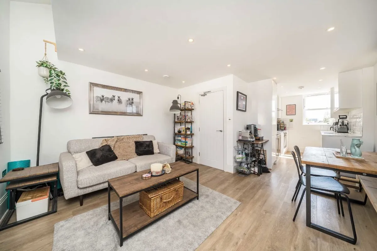 Flat Brightwell Crescent in Greater London
