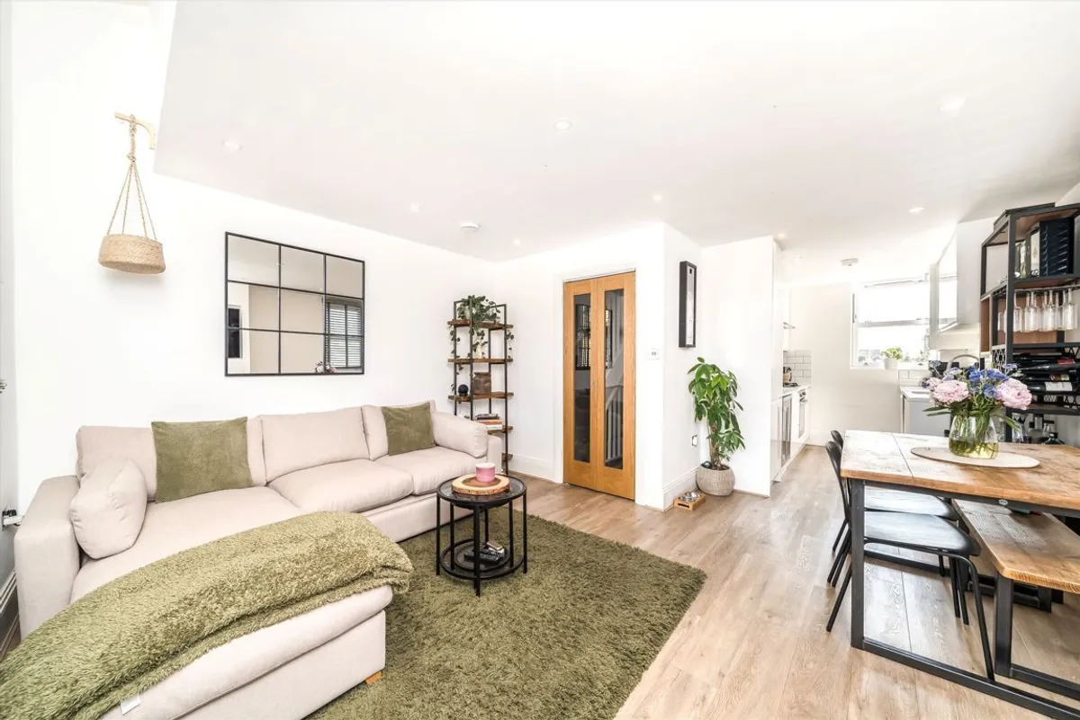 Flat Brightwell Crescent in Greater London