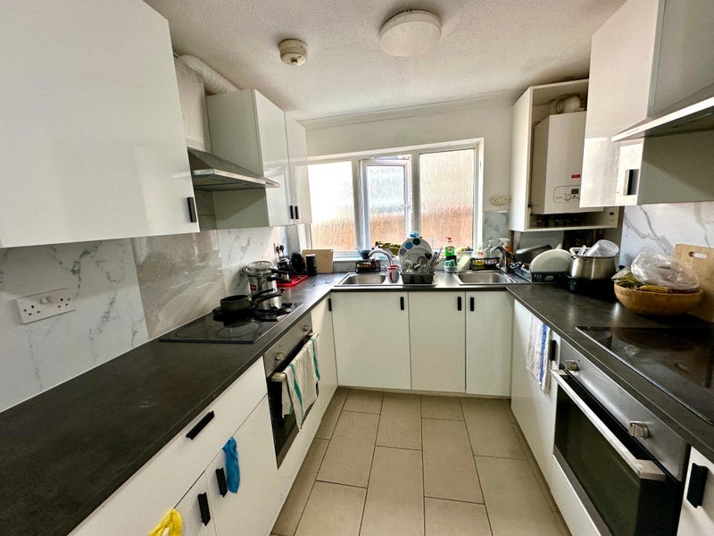 Room Sylvan Avenue in Greater London