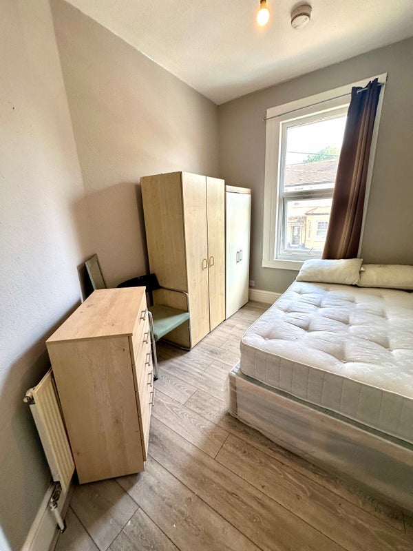 Room Sylvan Avenue in Greater London