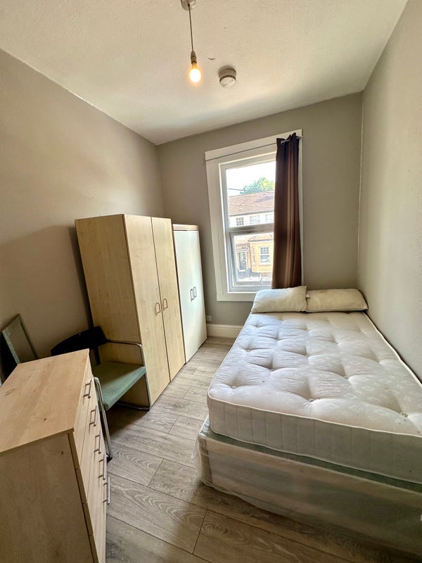 Room Sylvan Avenue in Greater London