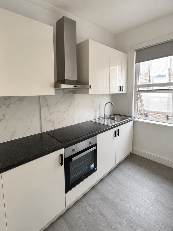Room Sylvan Avenue in Greater London