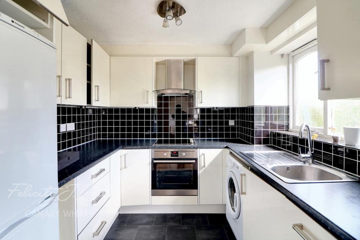 Flat Telegraph Place in Greater London