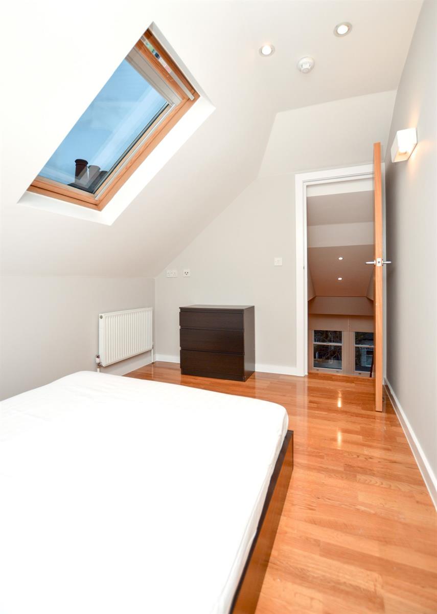 Flat Kings Avenue in Greater London