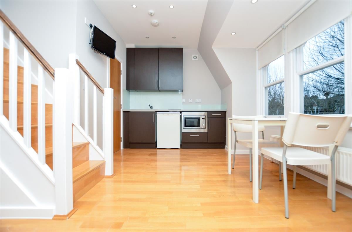 Flat Kings Avenue in Greater London