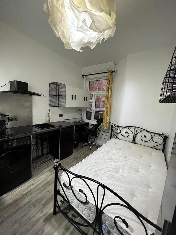 Room Banff Road in Manchester