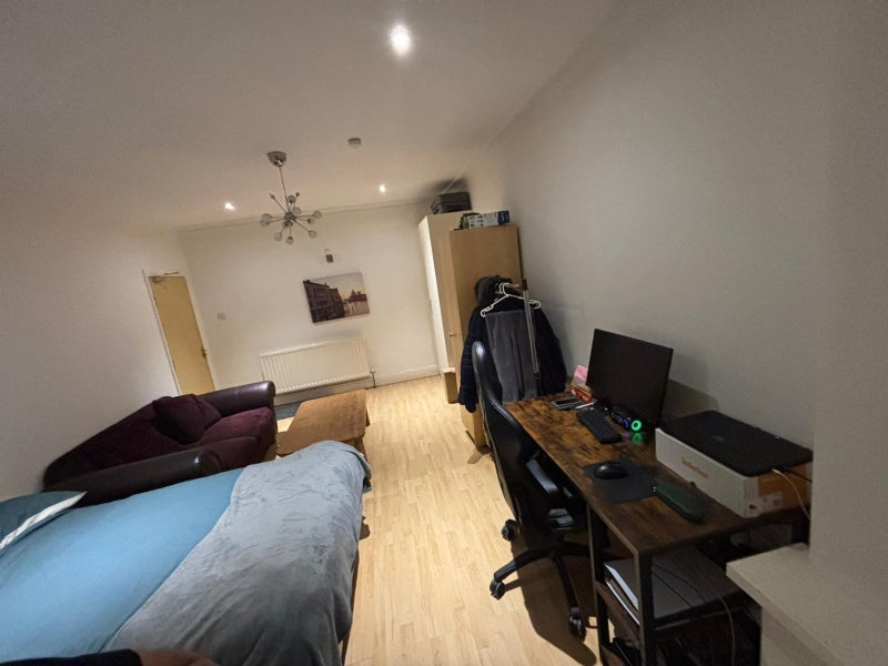 Room Parrs Wood Road in Manchester