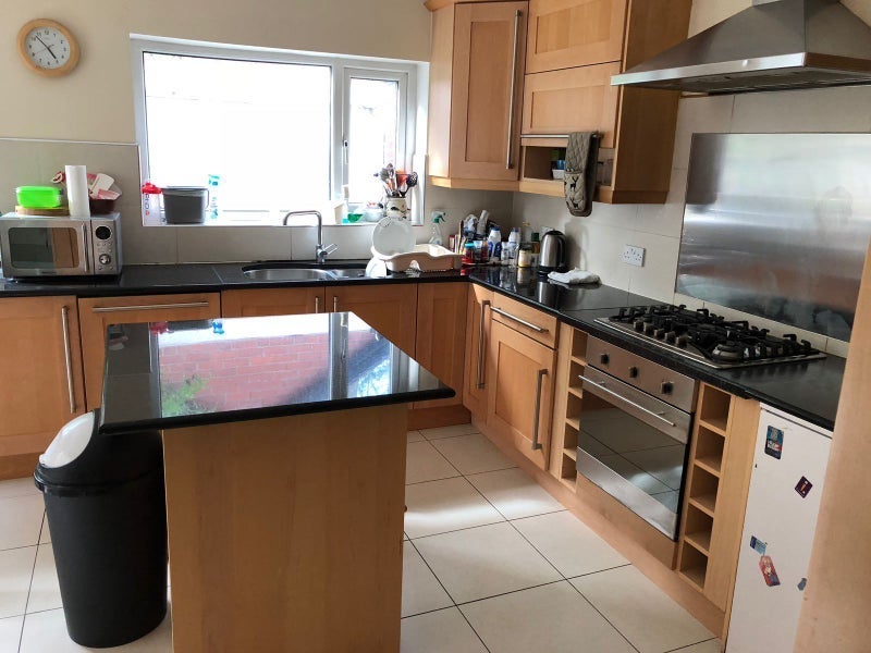 Room Parrs Wood Road in Manchester