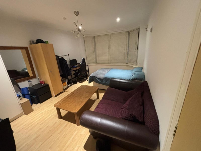 Room Parrs Wood Road in Manchester