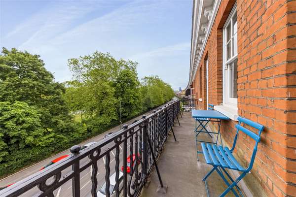 Flat Carriage Drive South in Greater London